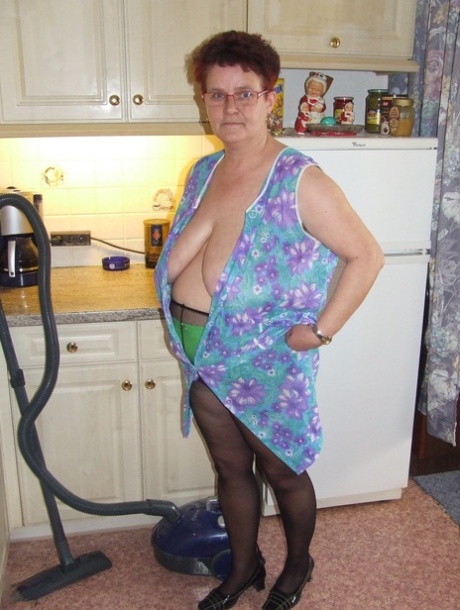Using her twats, Ingeborg the old grandmother shows off her fat body and sticks out a vacuum pipe.