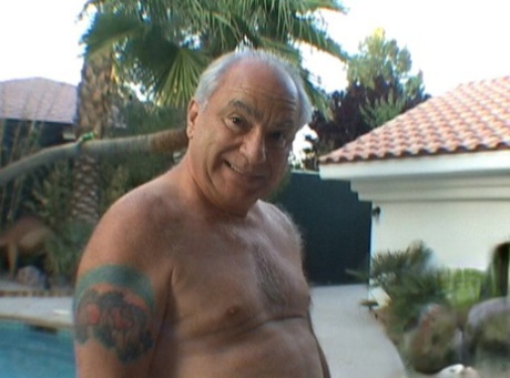 Elisa Montenegro, an amateur brunette, performs oral sex on an elderly man and gives him facial recognition.