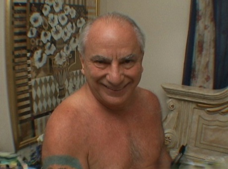Elisa Montenegro, a brunette amateur, performs oral sex on an elderly man and has a facial recognition.