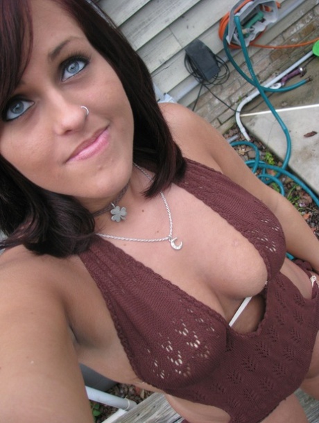 Playful Amateur Teen Roxy Flaunts Her Deep Cleavage In Enticing Selfies 