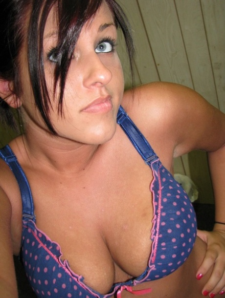 Playful Amateur Teen Roxy Flaunts Her Deep Cleavage In Enticing Selfies 