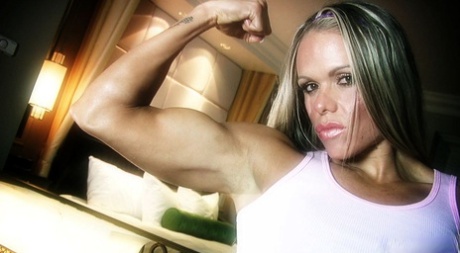 Blonde Bodybuilder Larissa Reis Flashes Her Tits While Showing Off Her Muscles