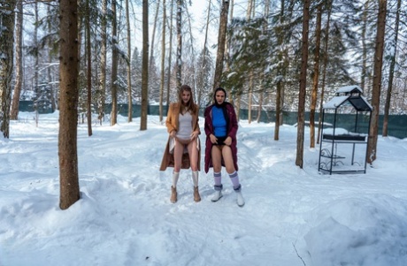 Игривые русские красотки Аманда Кларк и Айседора светят своими пиздами в снегу