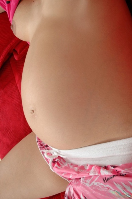 Молодая беременная красотка Шарлотта Пелуччи раздевается догола, чтобы показать свой выпирающий живот
