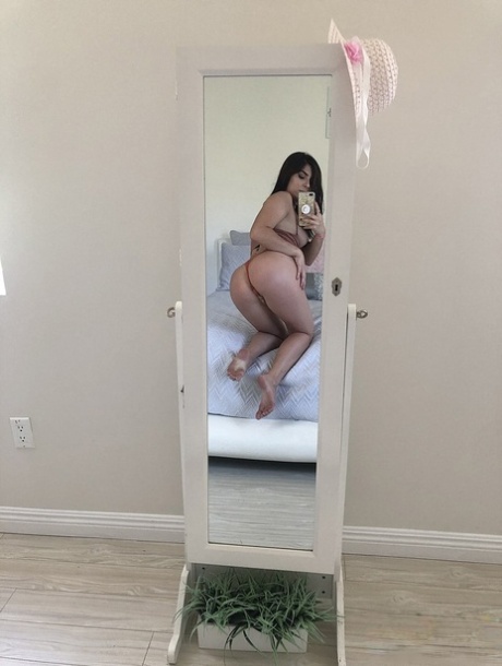 Short Honey Keira Croft Takes Selfies Of Her Amazing Butt Cheeks