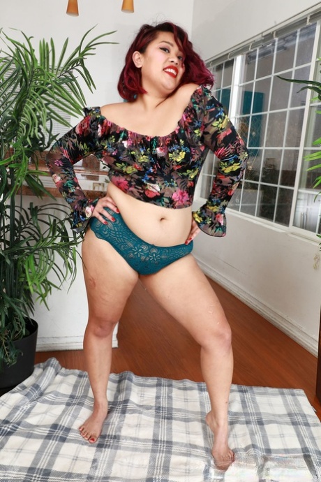 Chubby model Manila displays her hefty and plump-looking booty with fingernails.