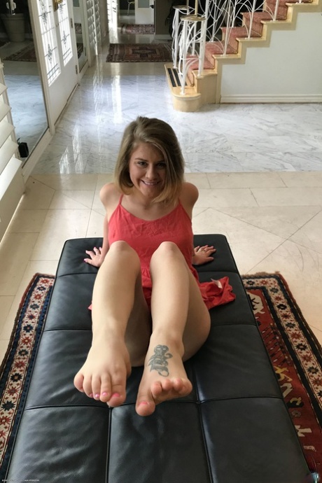 Sexy Amateur Babe Taylor Blake Reveals Her Incredible Feet And Holes In A Solo
