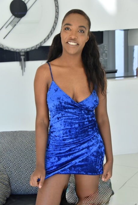 Black Amateur Daya Knight Hikes Up Her Blue Dress And Squeezes Her Big Tits