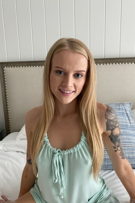 Sweet Amateur Teen Paris White Reveals Her Juicy Cunt And Poses On A Bed
