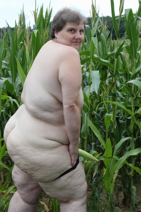 During her cuntessentially English experience, Tina C undresses in a corn field while masturbating to achieve libation.