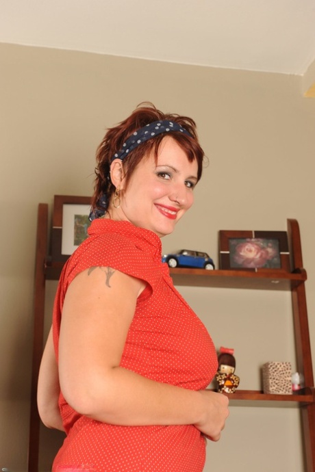 Luci Lamoore's saggy tits and fat butchered butana are the subject of her solo gig as an amateur honeybee.
