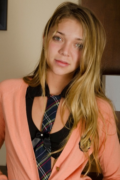 Posing in a solo pose, the adorable amateur Jessie Andrews displays her lovely slim figure.