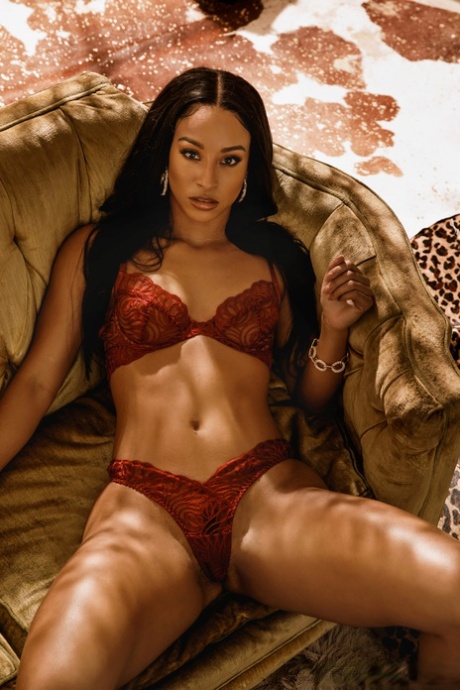 Ebony porn star Teanna Trump poses in lacy undies before she sexuates.