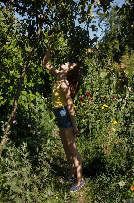 Русская подруга Катя Тимакова раздевается и шалит в саду