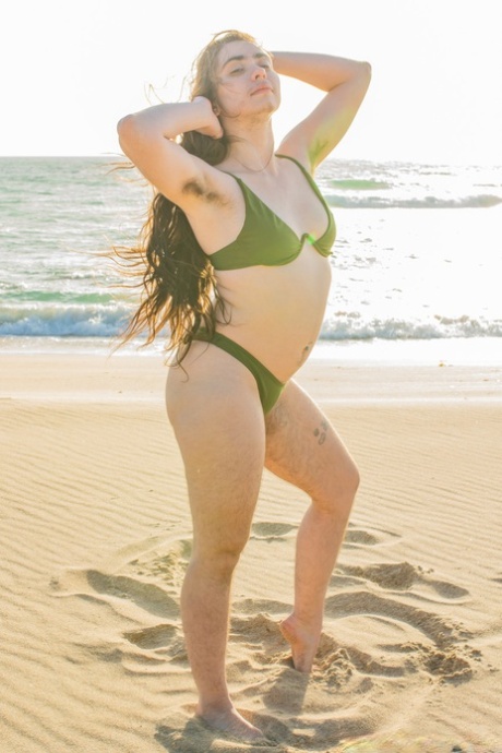 Красотка Киса Фэй снимает свое зеленое бикини на пляже и показывает свое волосатое тело