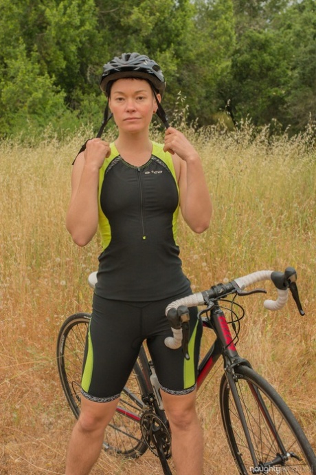 As she strips in nature, amateur bicyclist Jiz Lee displays her hairy body.