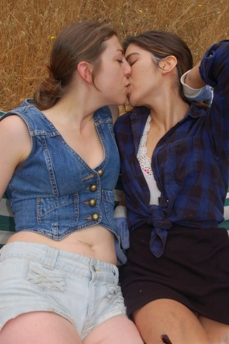 Pretty Amateurs Felix & Sylvie Undress & Kiss Each Other's Hairy Twat Outdoors