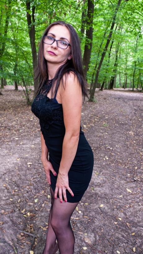 Seeking ventilation, Anna exposes her ample buttocks and offers a blowjob in the woods.