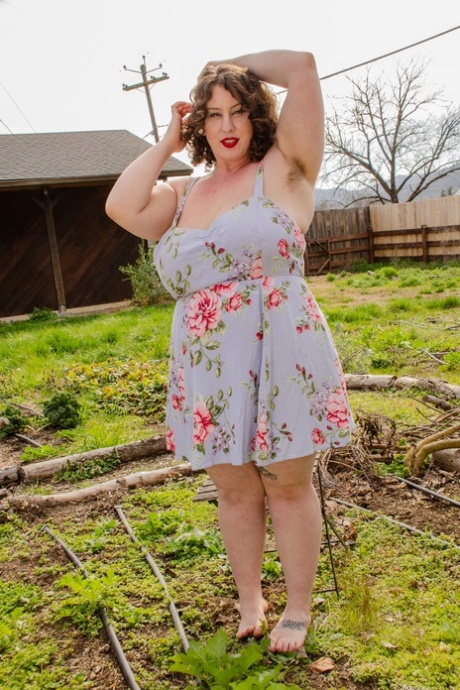 Stunning: Delilah Brooke, the beautiful BBW showgirl shows off her hairdo all naked in public.