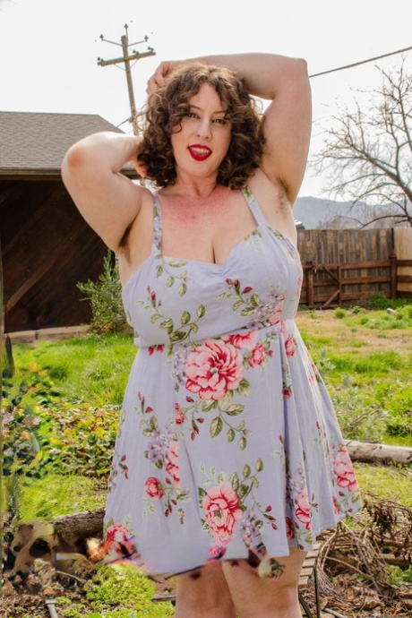 Beautiful BBW Delilah Brooke shows off her hairdo all naked outside in style.
