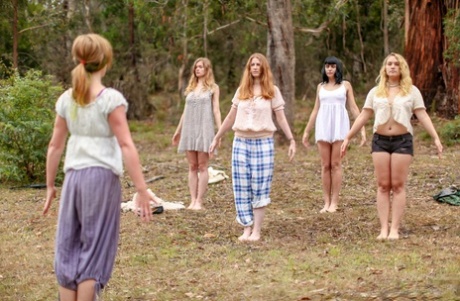 Великолепные австралийские девушки занимаются йогой в своих сексуальных нарядах на природе