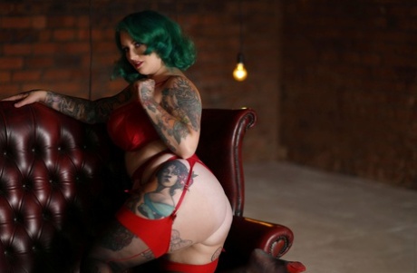 In her chubby green hair, model Galda Lou exposes her impressive abdominance: big asses and bony lower lip.