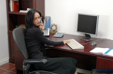 Small Boobed American Secretary Tyra Banxxx Gets Analized On The Office Desk