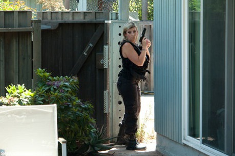 Buxom MILF officers Sara Jay & Ava Devine raid the home of ruthless drug lords - PornHugo.net