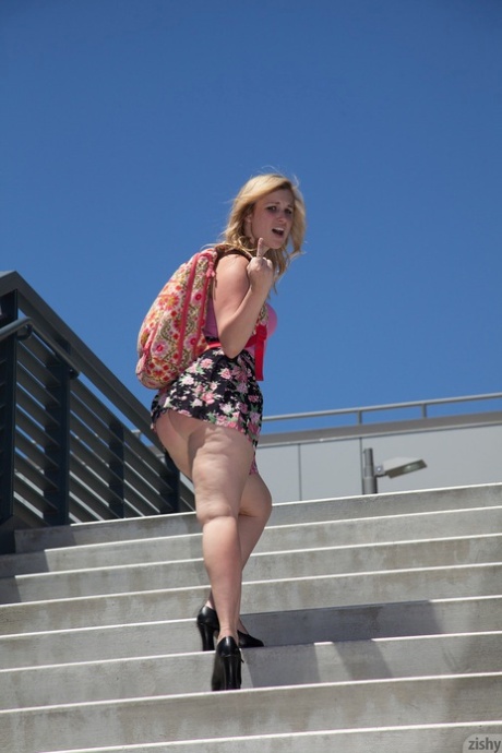 Подруга-блондинка Челси Вальцер светит своей толстой задницей и крошечной грудью на улице