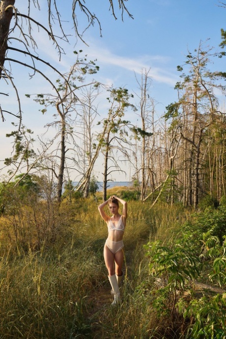 Glamorous European Amelie Lou Shamelessly Poses Naked In Nature