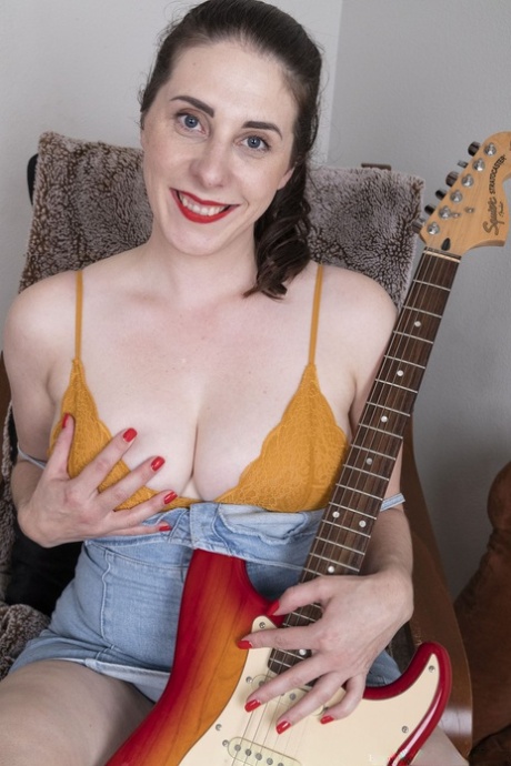 Brunette Guitarist Bea Lovely Spreads And Pounds Her Hairy Pussy With A Dildo