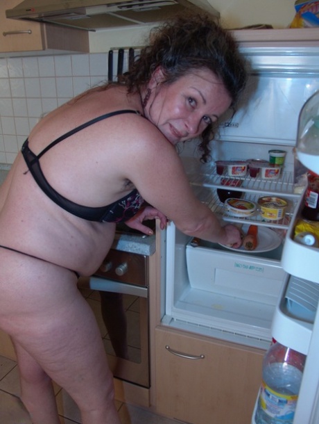 Fat Mature Housewife Nicola Fucks Herself With A Carrot In The Kitchen