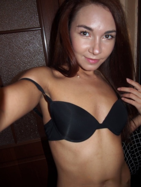 This gorgeous beauty from the amateur era takes pictures of herself in the mirror, showcasing her amazing physique.
