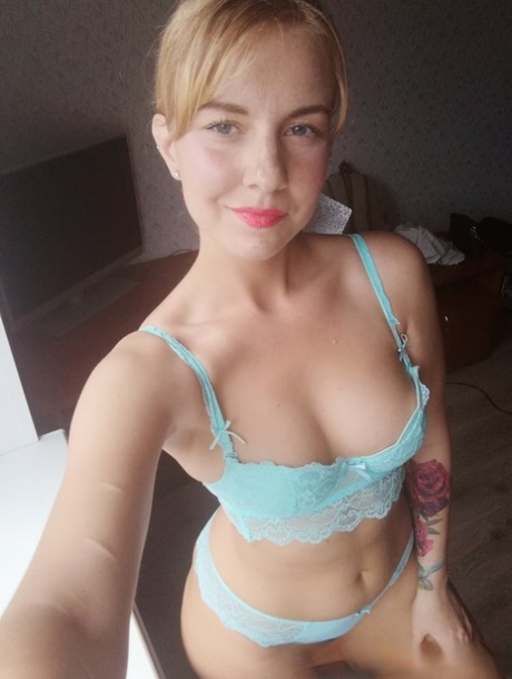 Beautiful Amateur Doll Takes Selfies While Posing In Her Turquoise Lingerie