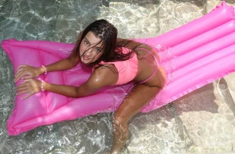 Gorgeous Melena Tara Poses Poolside In A Pink Bikini & Gets Her Hot Body Wet