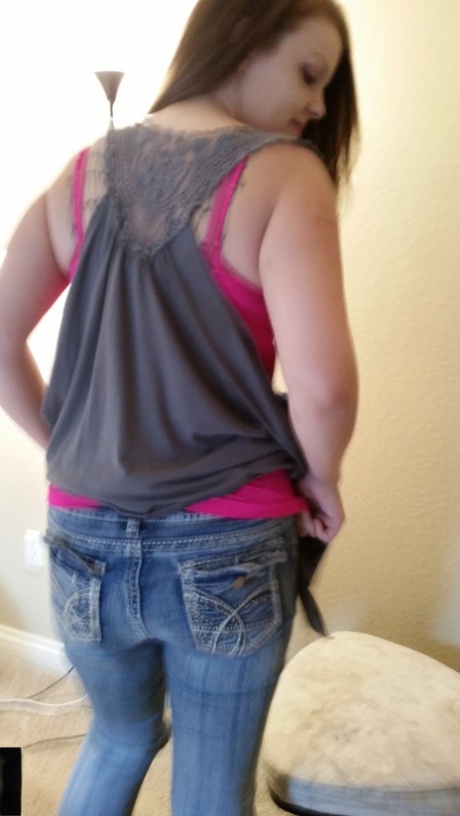 Adorable Amateur Babe Posing In Her Hot Pink Shirt And Tight Jeans