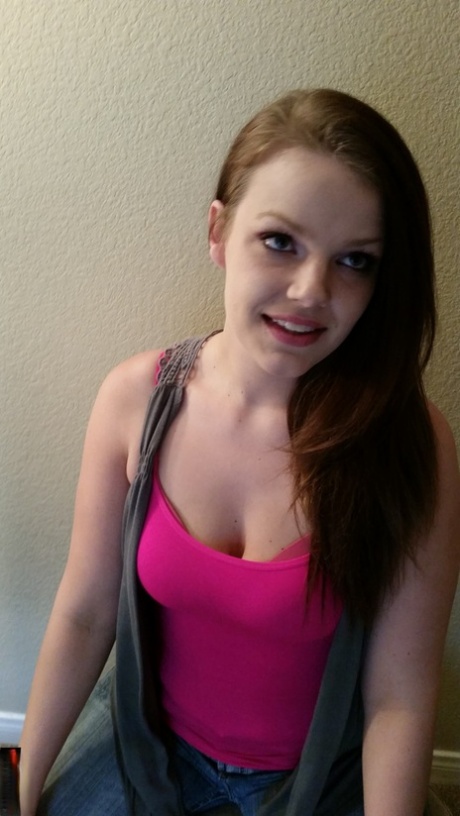 Adorable Amateur Babe Posing In Her Hot Pink Shirt And Tight Jeans