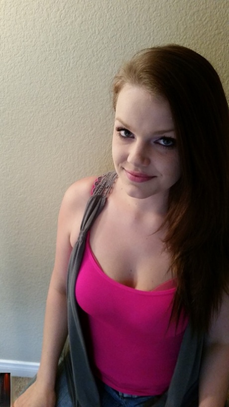 Adorable Amateur Babe Posing In Her Hot Pink Shirt And Tight Jeans