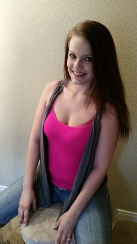 Adorable Amateur Babe Posing In Her Hot Pink Shirt And Tight Jeans