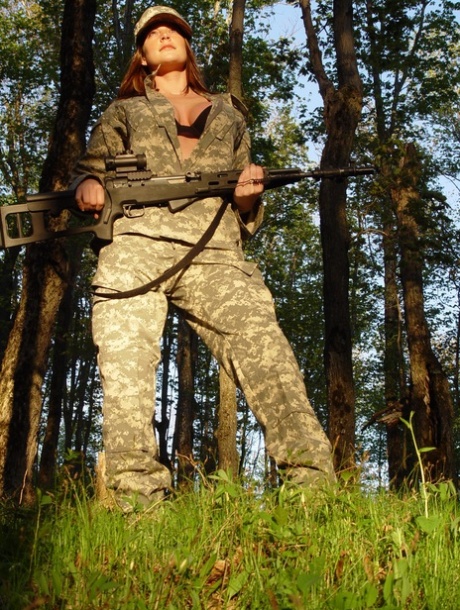 горячие военные девушки