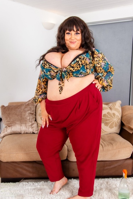 Naughty BBW JJ Jewel Unleashes Her Big Boobs And Masturbates In A Solo