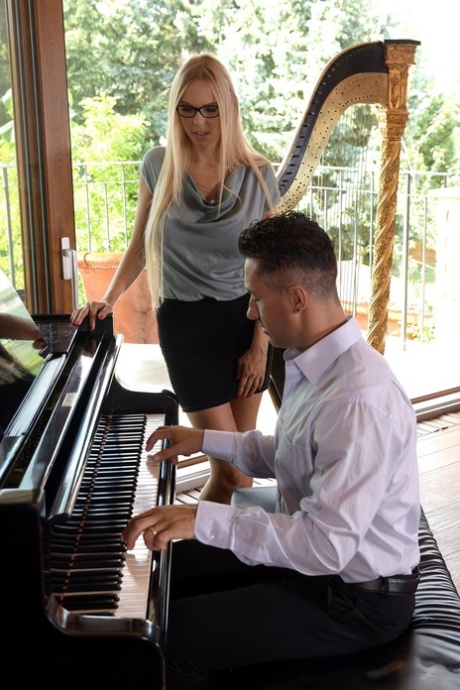 Blonde MILF Florane Russell Gets Her Ass Fucked & Her Twat Toyed By A Pianist