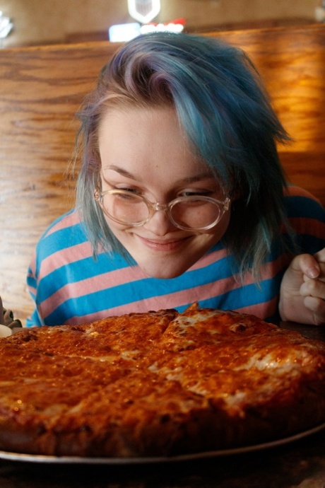 Сексуальная любительница Вонни Бин светит своими натуральными большими сиськами в ресторане