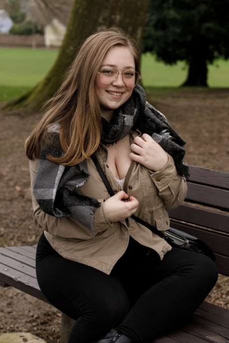 Amateur Beauty Rose Fessenden Unveils Her Amazing Cleavage In Public