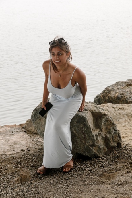 Latina Ella Knox Flaunts Her Curvy Body & Cleavage In A Tight Dress Outdoors