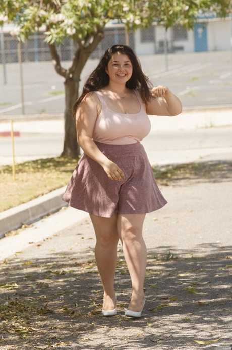 Curvy Girlfriend Carolina Munoz Shows Her Fat Ass And Lacy White Undies
