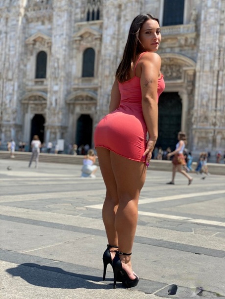 Italian Sara Diamante Blows A Big Dick After Flaunting Her Big Ass In Public