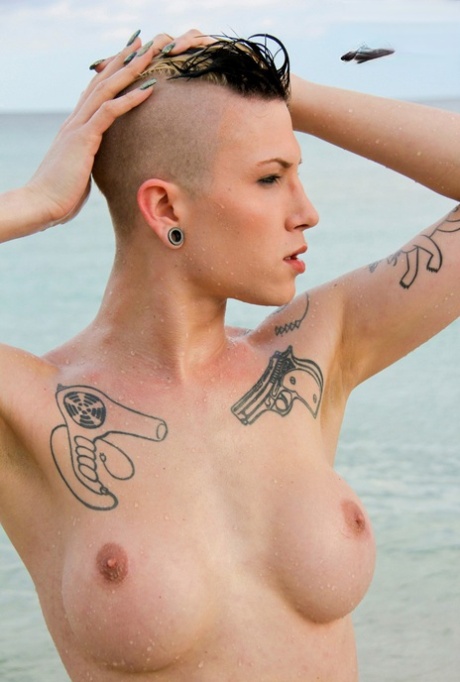 Shemale Ladyboy Beach - Beach Tranny Porn Pics & Naked Photos - PornPics.com