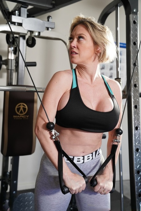 Curvy Mature Woman Dee Williams Gives A Hot Titjob And Fucks At The Gym