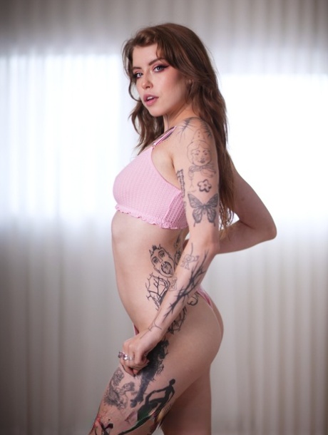 Татуированная тинка Иден Айви показывает свое тело в сексуальном розовом нижнем белье и дразнит своего сводного братца
